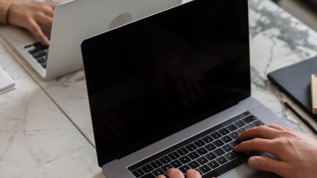 دليلك لكتابة وصف خدمة يجذب أكثر العملاء